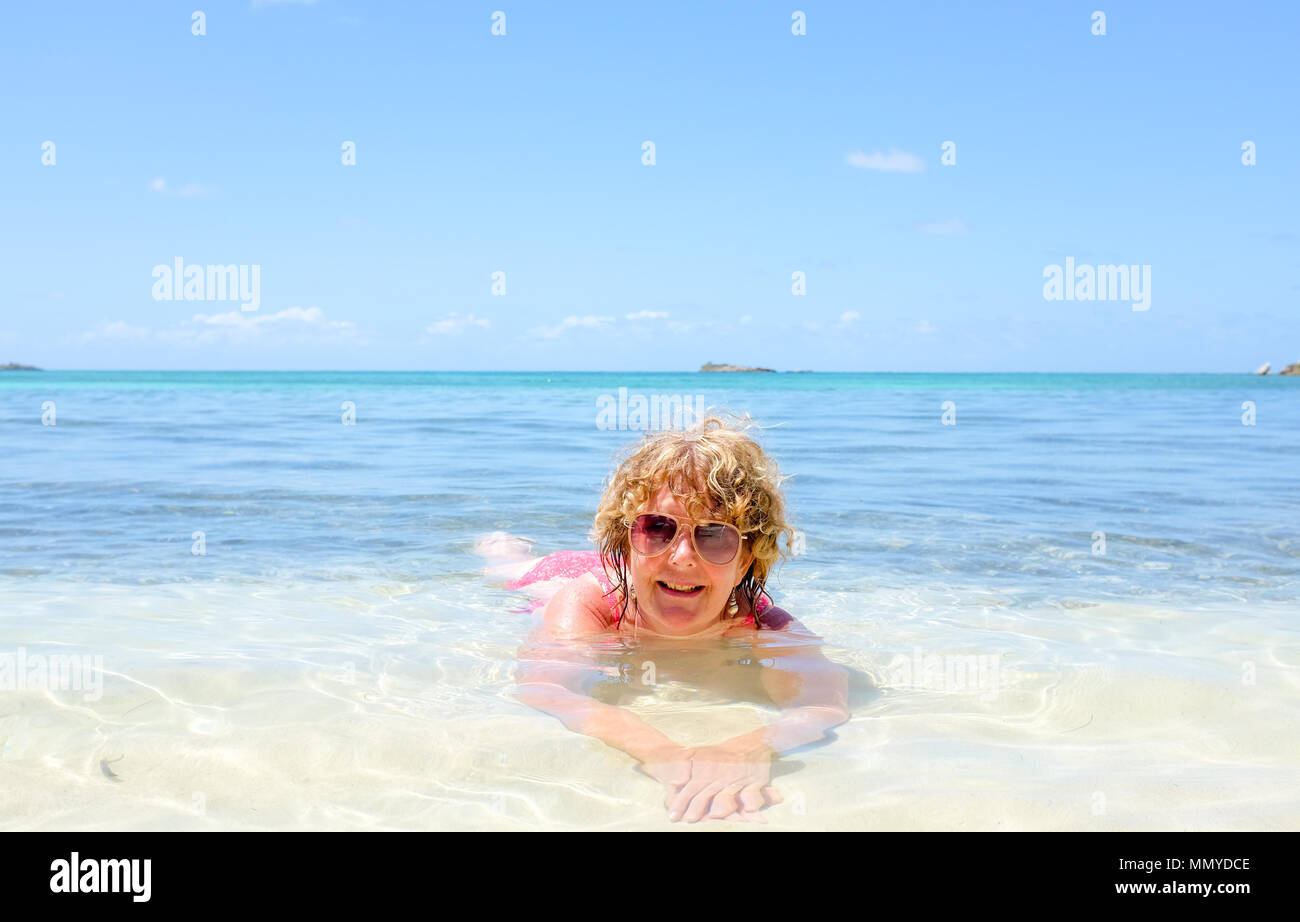 Antigua Piccole Antille isole dei Caraibi West Indies - Donna godendo di beautiful Golden sands beach a grande Bird Island Foto Stock