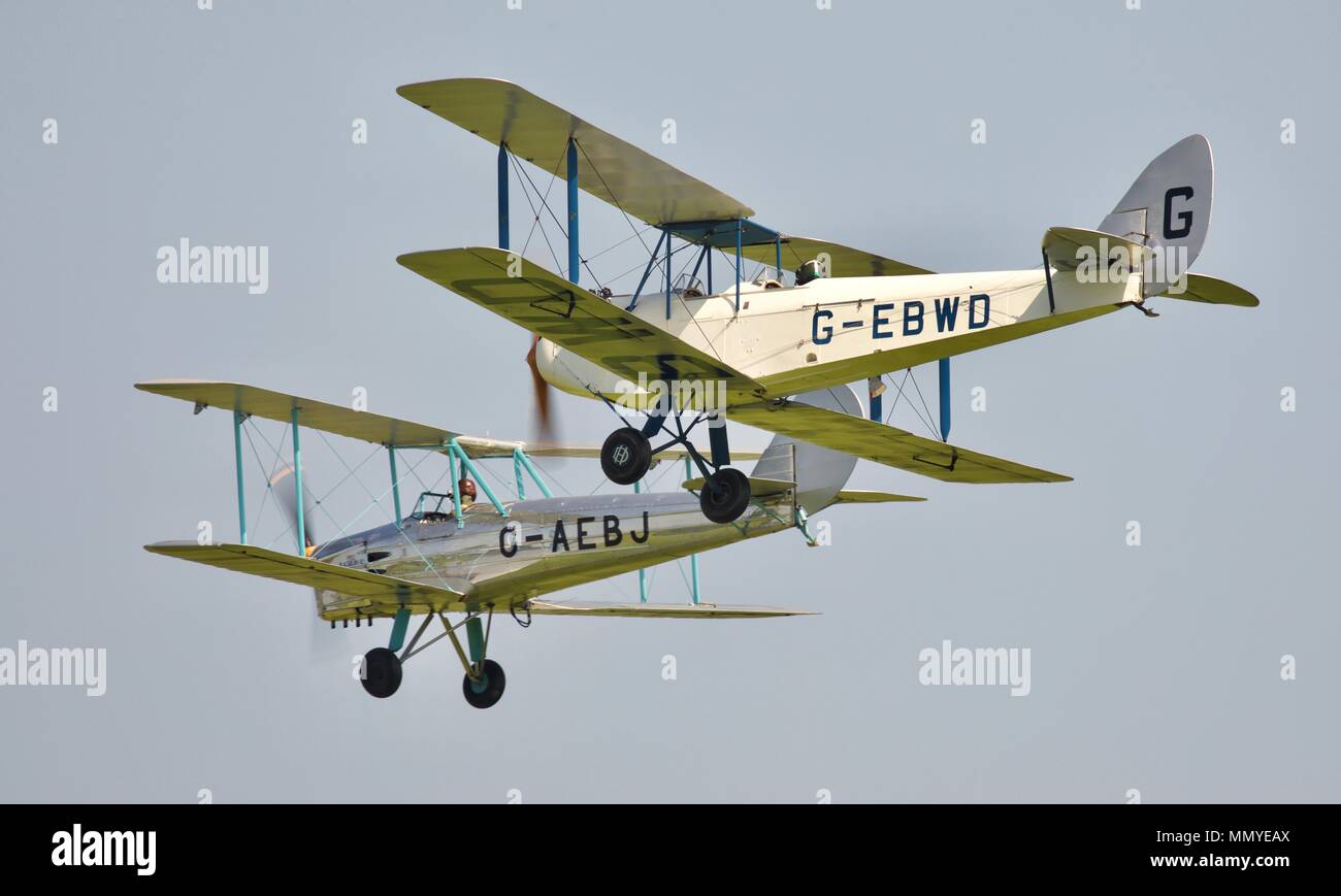 1928 DH60X Moth & 1936 Blckburn B2 volare insieme al vecchio operaio Aerodrome Foto Stock