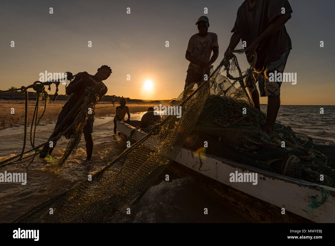 Pescatori locali in Inhassoro Mozambico che tirano le reti. Foto Stock