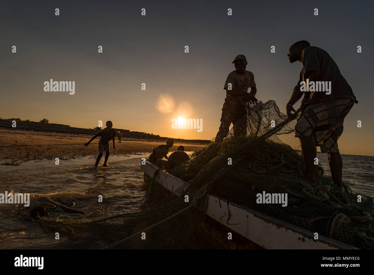 Pescatori locali in Inhassoro Mozambico che tirano le reti. Foto Stock