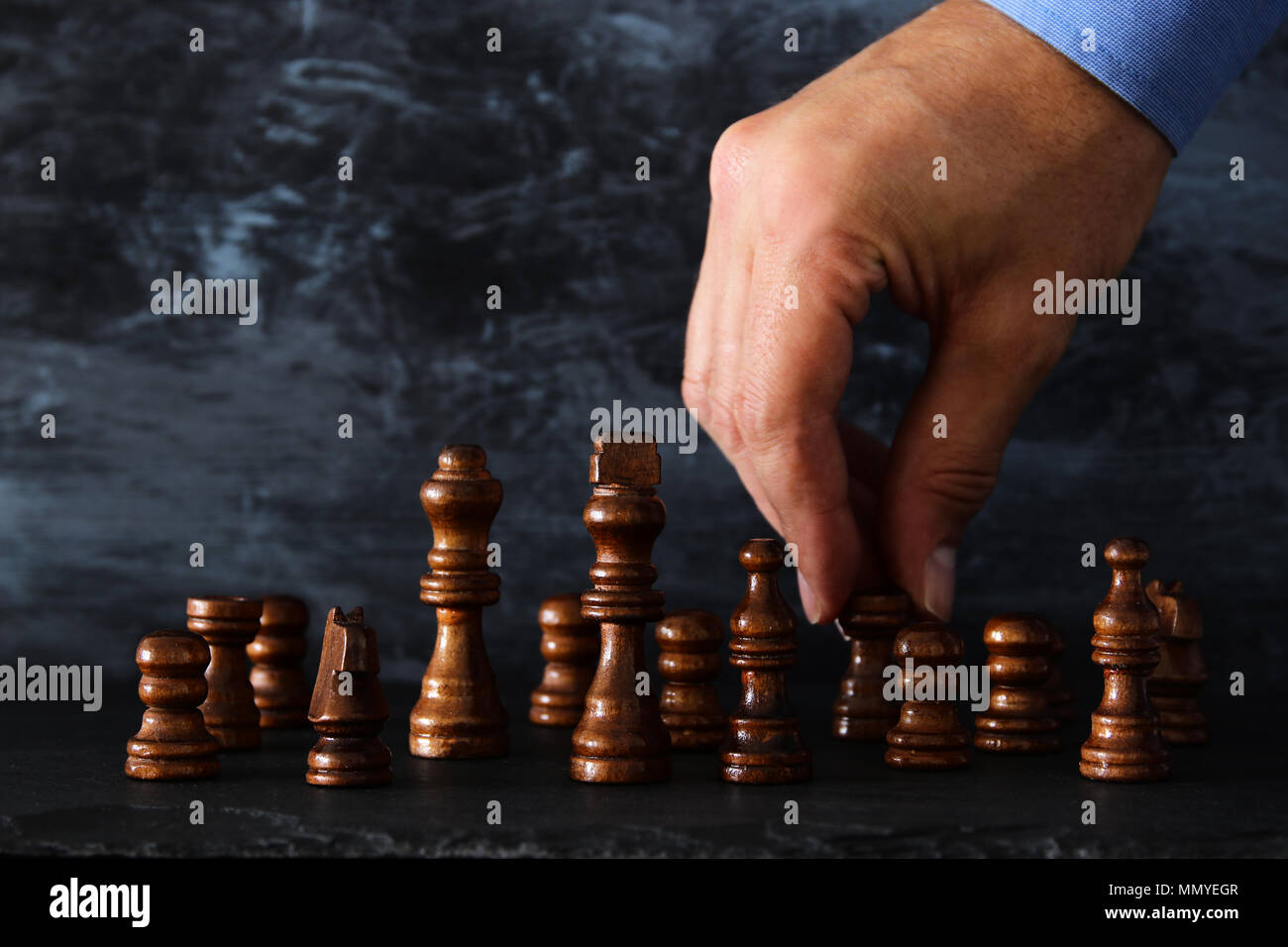 Immagine dell uomo d affari mano scacchi in movimento la figura sopra il tavolo. Business, concorrenza, strategia, la leadership e il concetto di successo Foto Stock