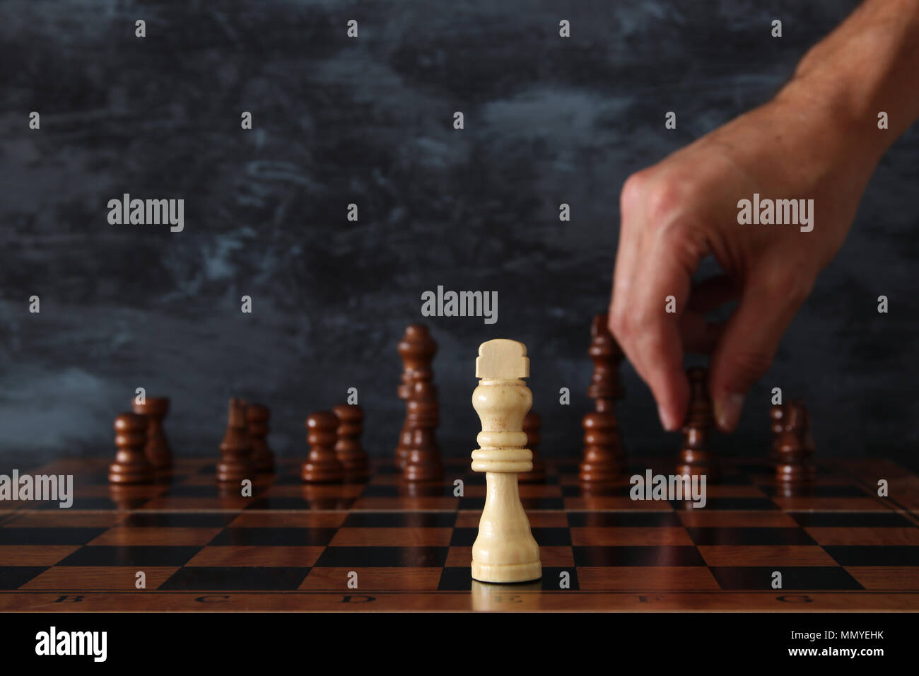 Immagine dell uomo d affari mano scacchi in movimento la figura sulla scacchiera. Business, concorrenza, strategia, la leadership e il concetto di successo Foto Stock