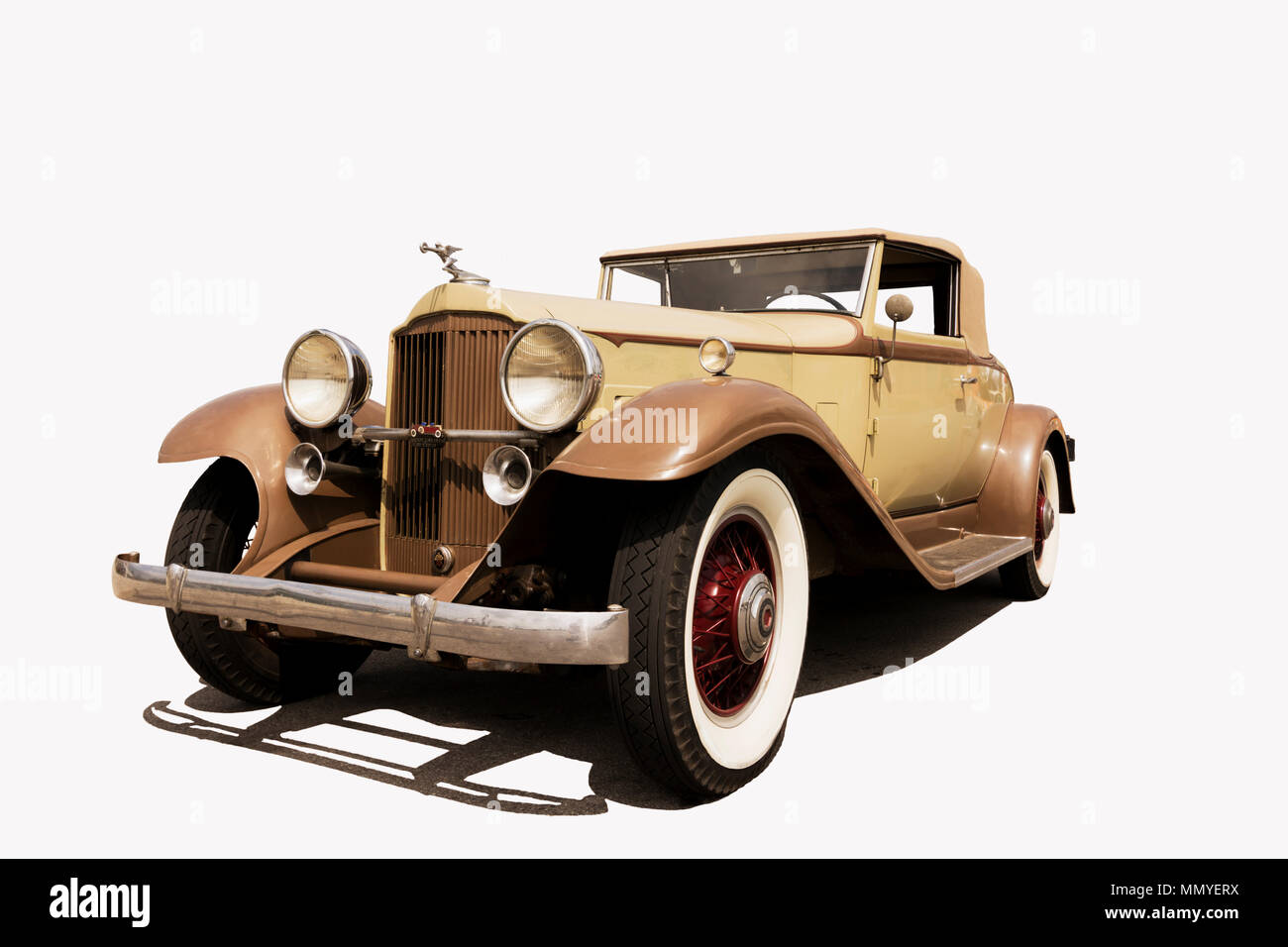 Foto di un antica restaurata automobile isolato e posto su uno sfondo bianco. Ombra è l'ombra effettivo della vettura. Foto Stock