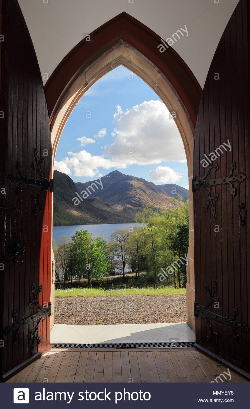 Una vista delle highlands scozzesi attraverso la porta di una chiesa a Glenfinnan, Foto Stock