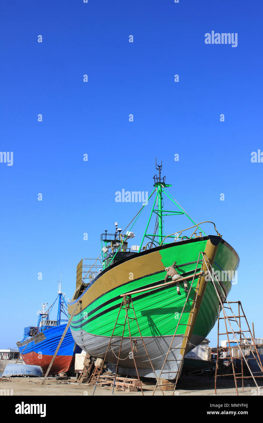 Nave da verniciare al porto di Essaouira, Marocco Foto Stock