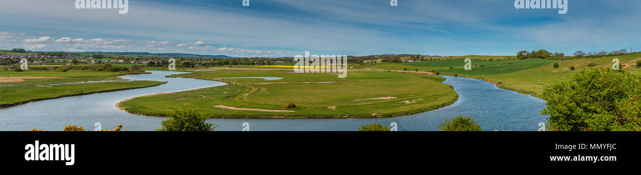 Paesaggio di Northumberland, vista panoramica della sezione di marea del fiume Aln, preso da Foxton verso Lesbury e Alnwick Foto Stock