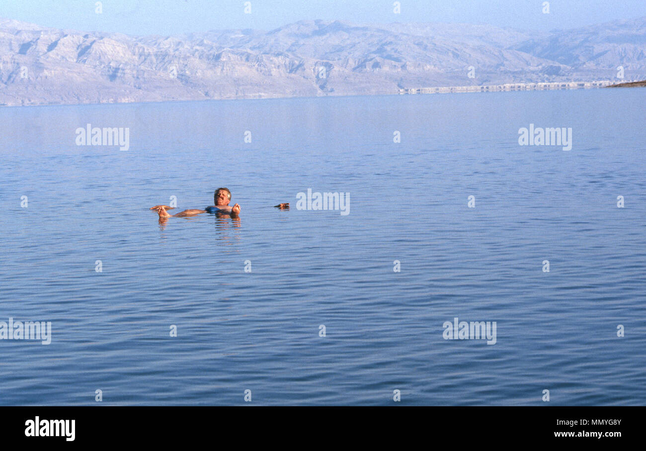 Israele uomo galleggiante nelle acque salate del Mar Morto 2008 Foto Stock