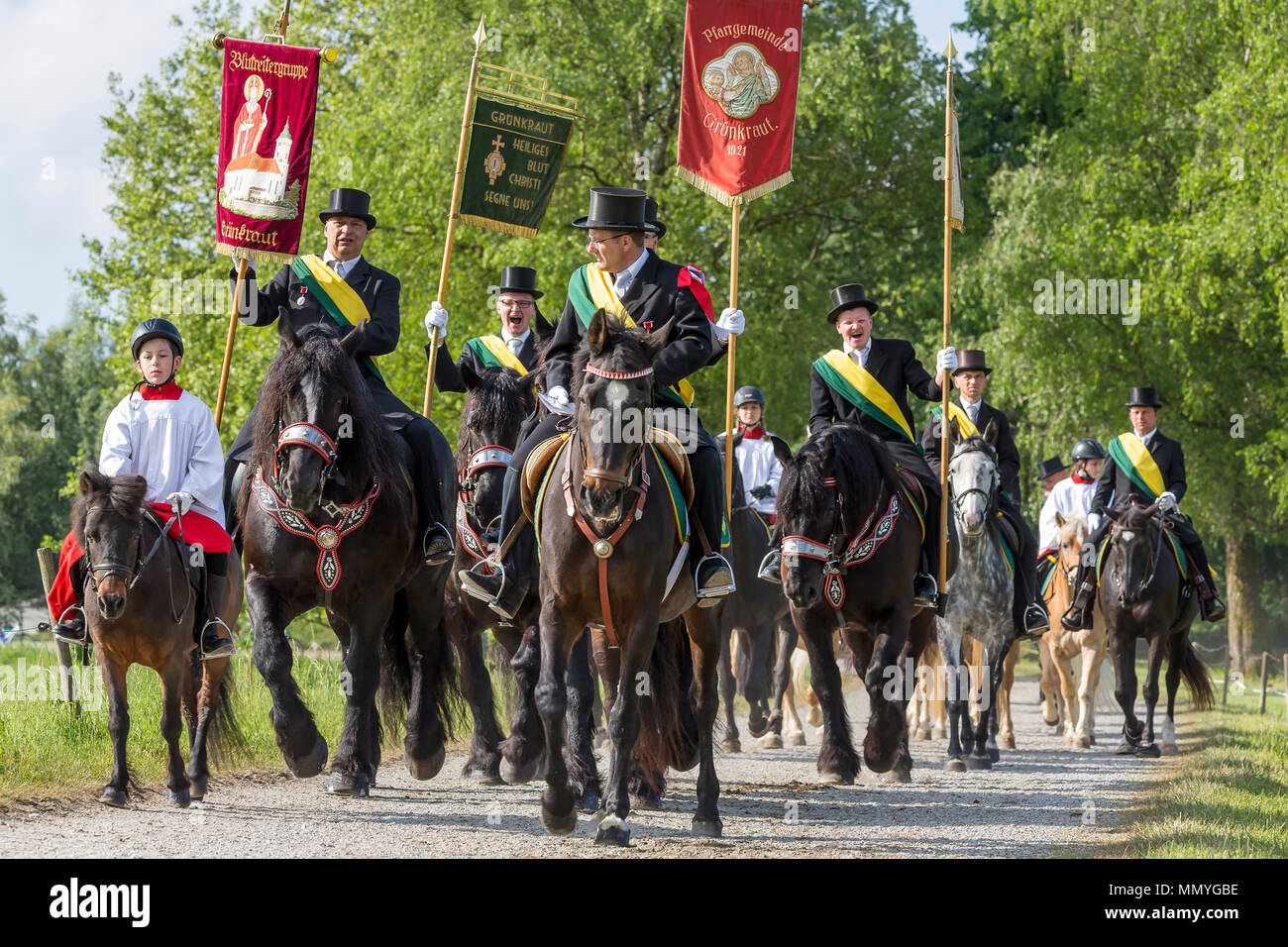 Blutritt, Weingarten, Germania, con 2500 cavalli, in onore di una reliquia del sangue. Il pellegrinaggio è il più grande corteo equestre in Europa. Foto Stock