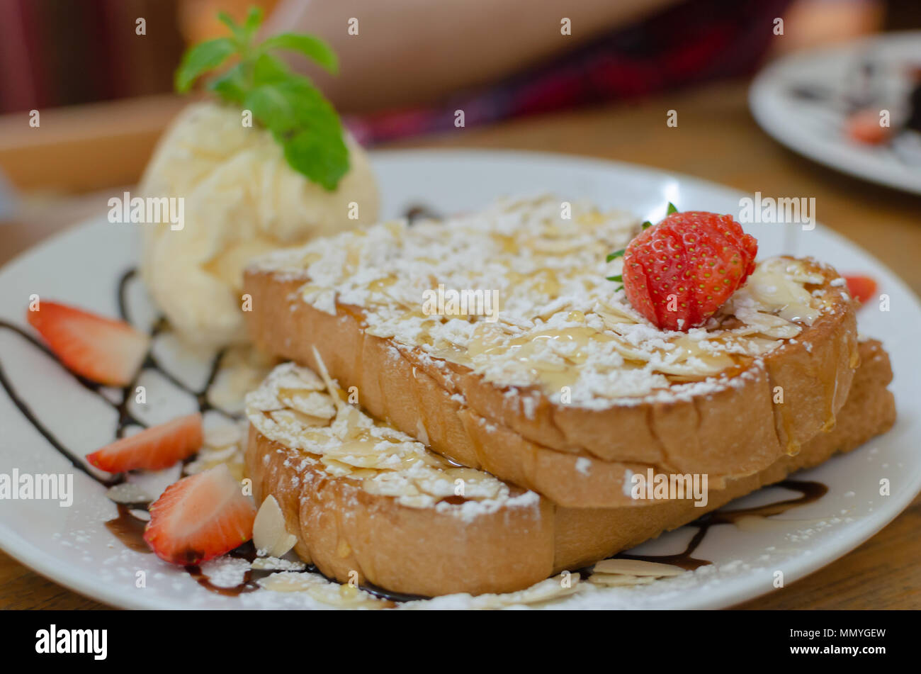 Pane di mandorle e gelato e fragola Foto Stock