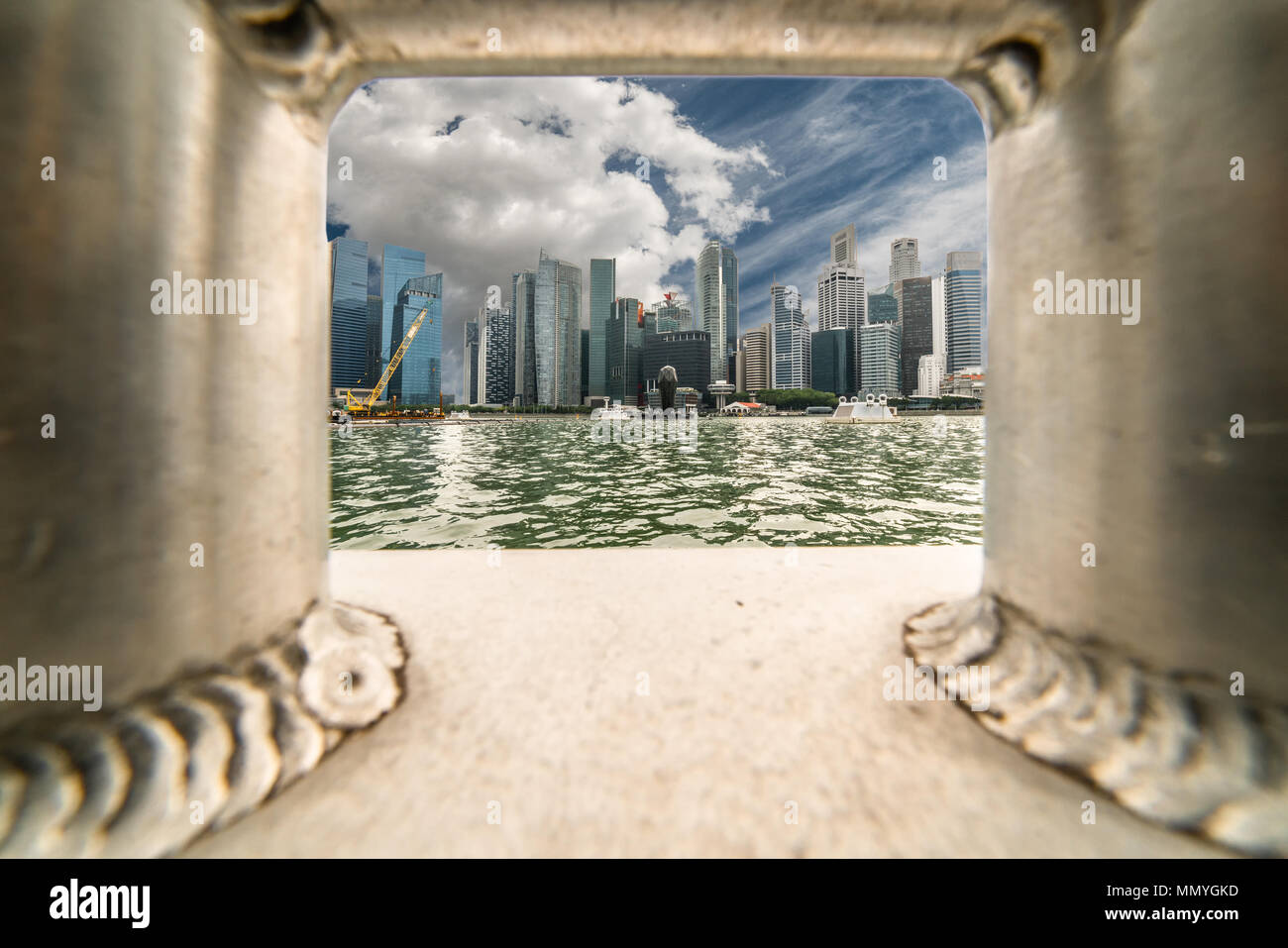 Peeking sulla città di Singapore, il concetto di viaggio Foto Stock