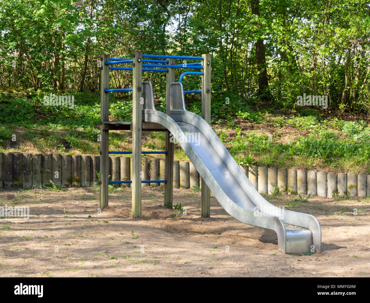 Blick auf eine Rutsche auf einem Kinderspielplatz bei Tag und ohne Menschen. Foto Stock