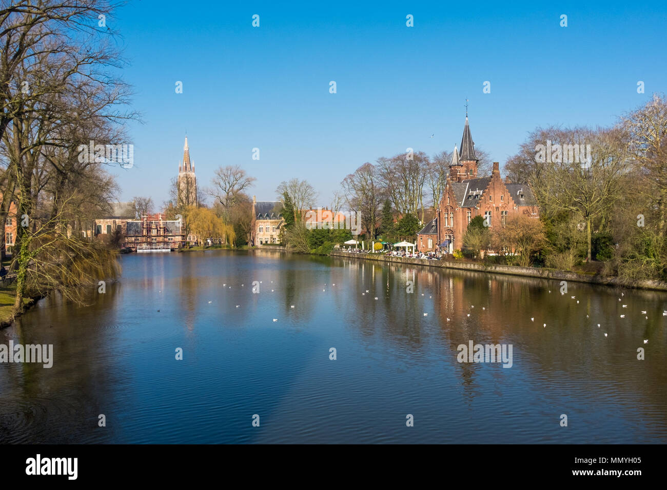 Vista sul cosiddetto Lago dell'Amore (Minnewater) nel centro di Bruges Foto Stock