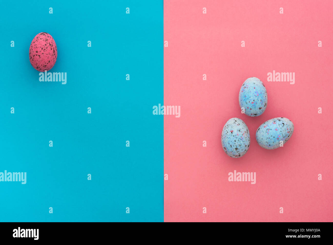 Mini punteggiate di uova di pasqua da sopra su sfondi colorati, con copyspace. Foto Stock