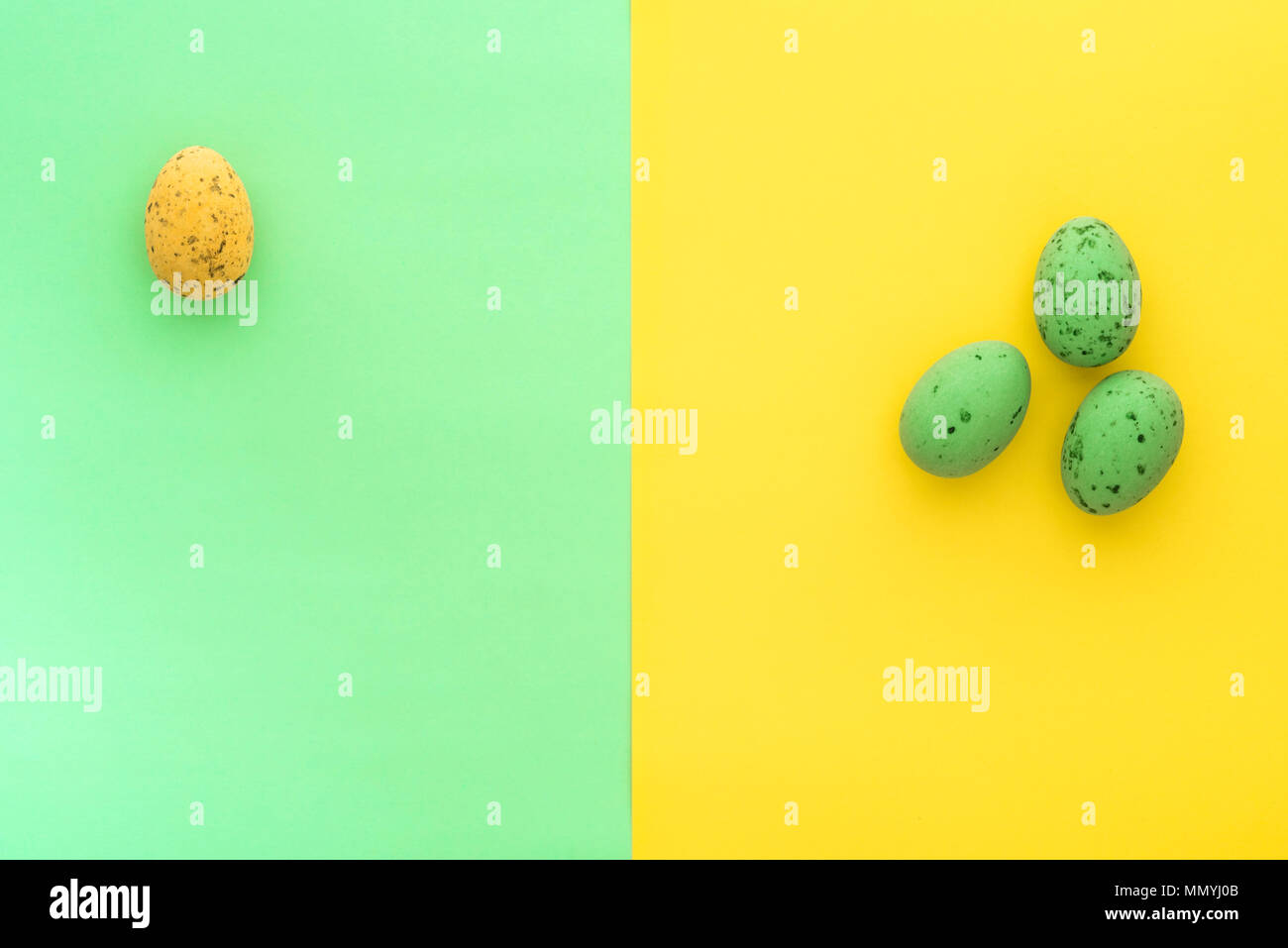 Mini punteggiate di uova di pasqua da sopra su sfondi colorati, con copyspace. Foto Stock