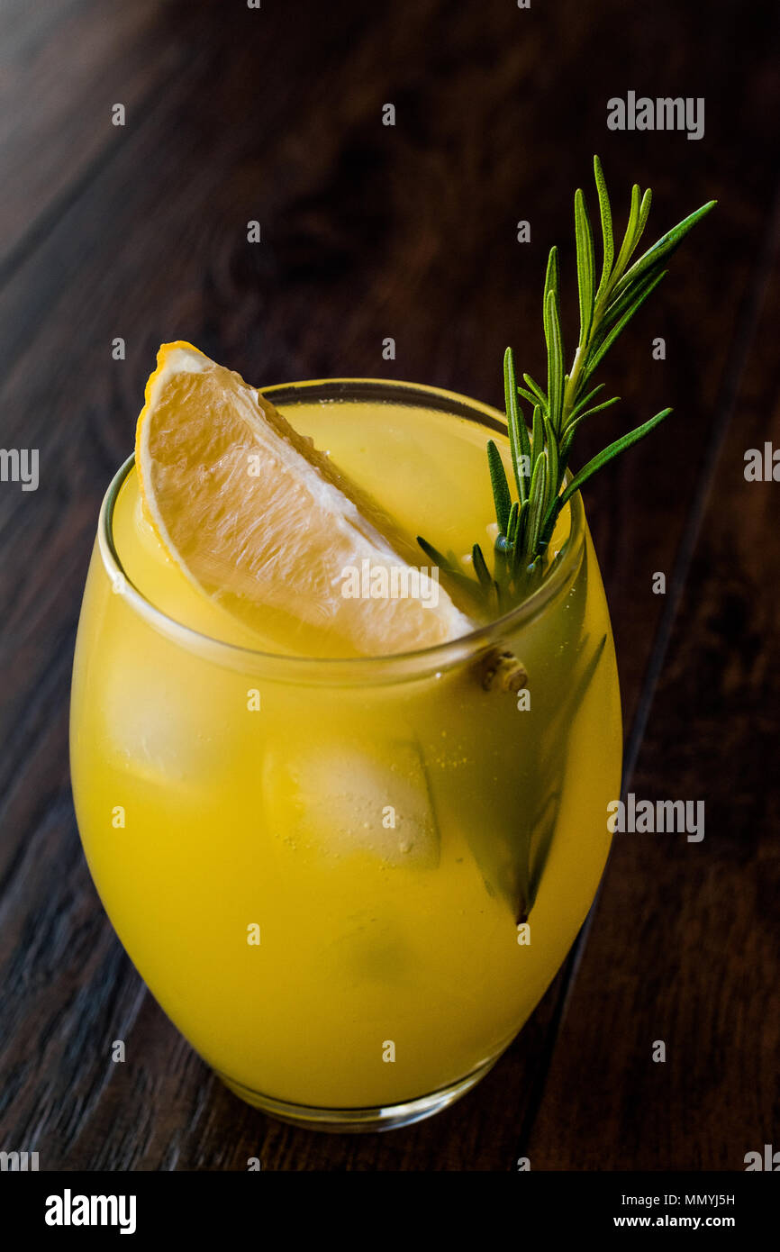 Meyer limonata con rosmarino e la vodka. Concetto di bevanda. Foto Stock