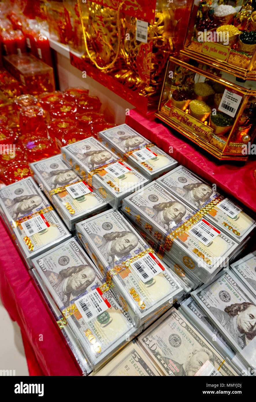 Articoli in vendita per le vacanze Tet, supermercato Eon Mall, Phnom Penh, Cambogia Foto Stock