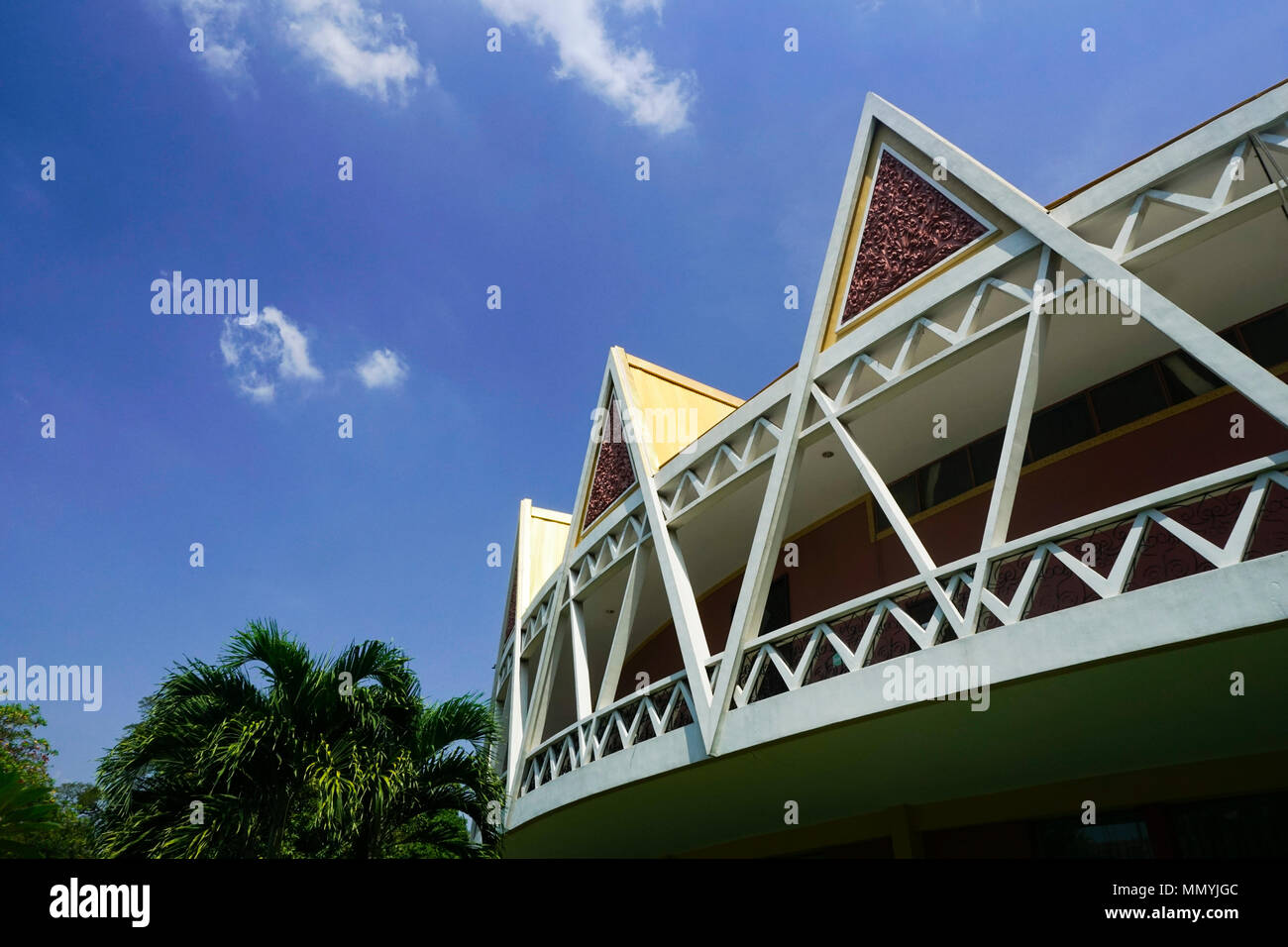 Chaktomuk Conference Hall di Phnom Penh Cambogia. Situato sul fiume Tonle Sap. Foto Stock