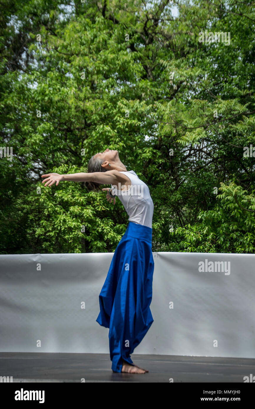 A Belgrado, in Serbia - 5 Maggio 2018: Sport fair di Belgrado, una donna fare yoga Foto Stock