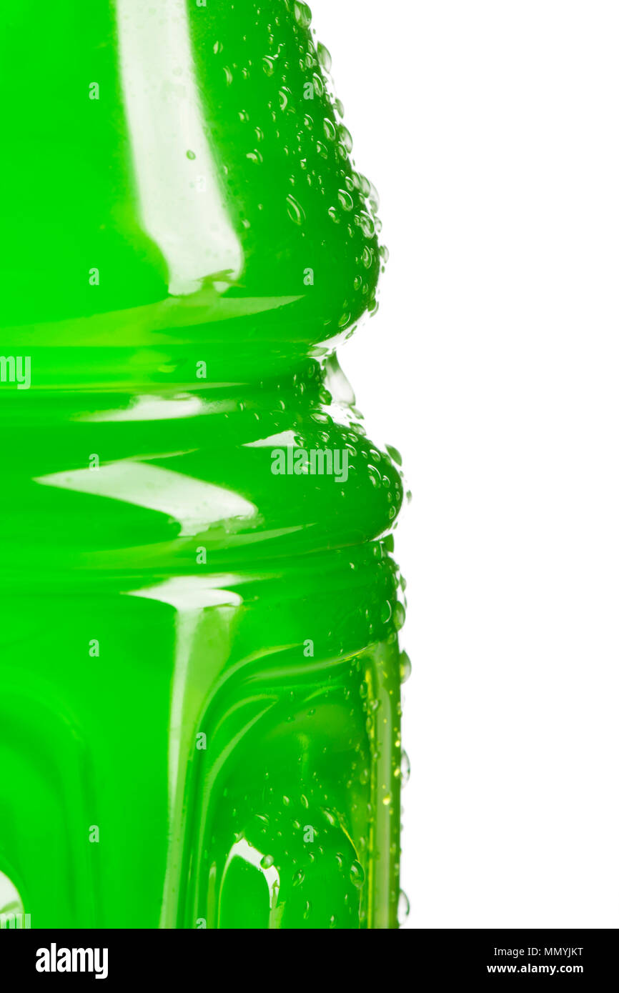 Lato di una bottiglia di colore verde sport o bevanda energetica con le goccioline di acqua con sfondo bianco. Foto Stock