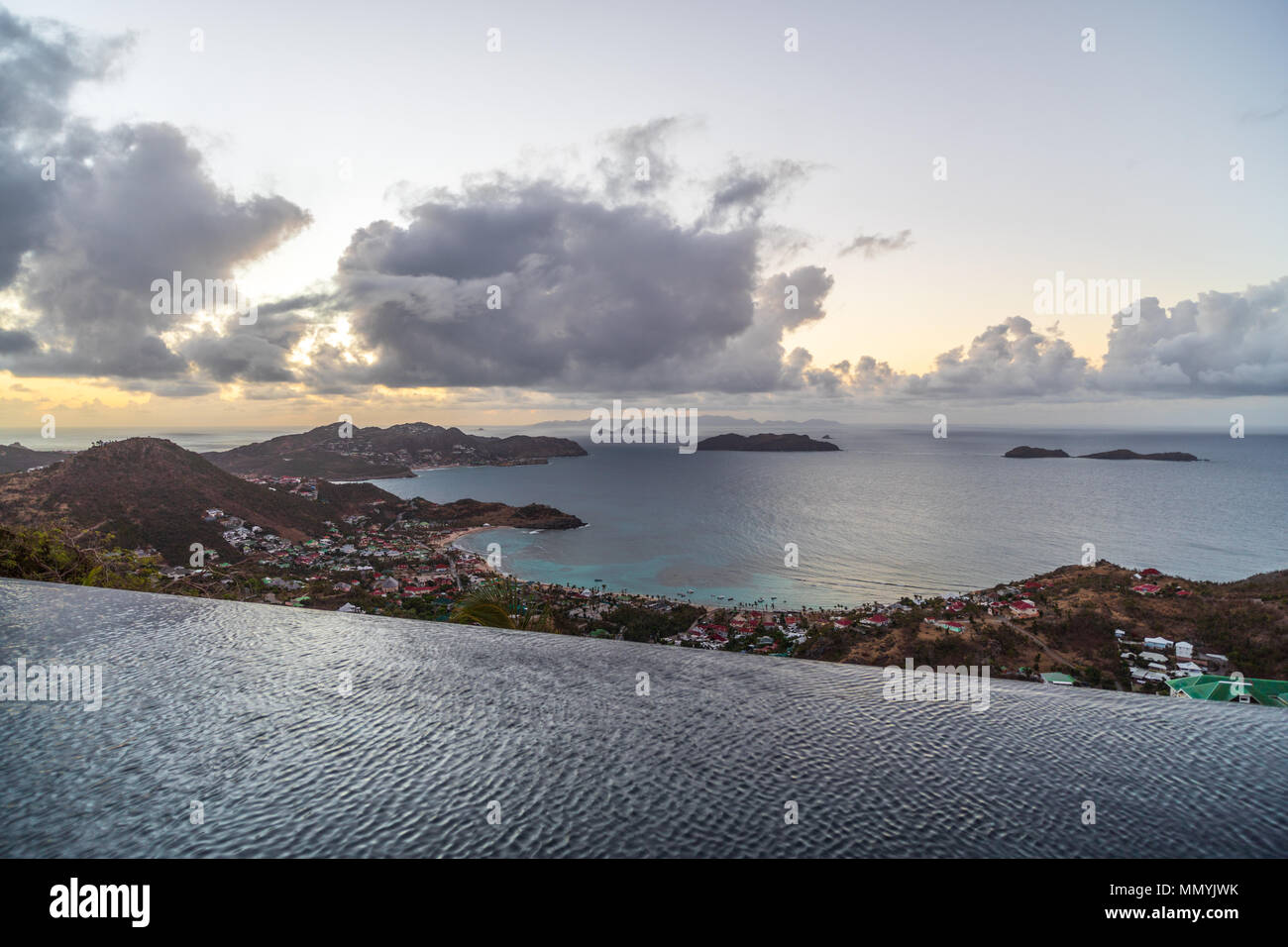 Vista su una piscina a sfioro di una SAN barts villa guardando a nord dell'oceano e isole oltre Foto Stock