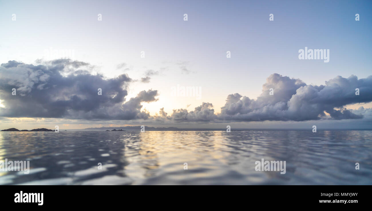 La riflessione del cielo in un pool in st barts Foto Stock