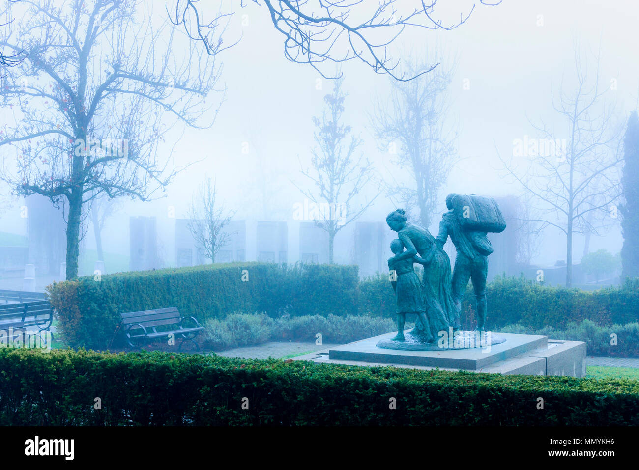 Immigrato del monumento commemorativo statua, il giardino italiano, "Il giardino italiano", Hastings Park, Vancouver, British Columbia, Canada Foto Stock