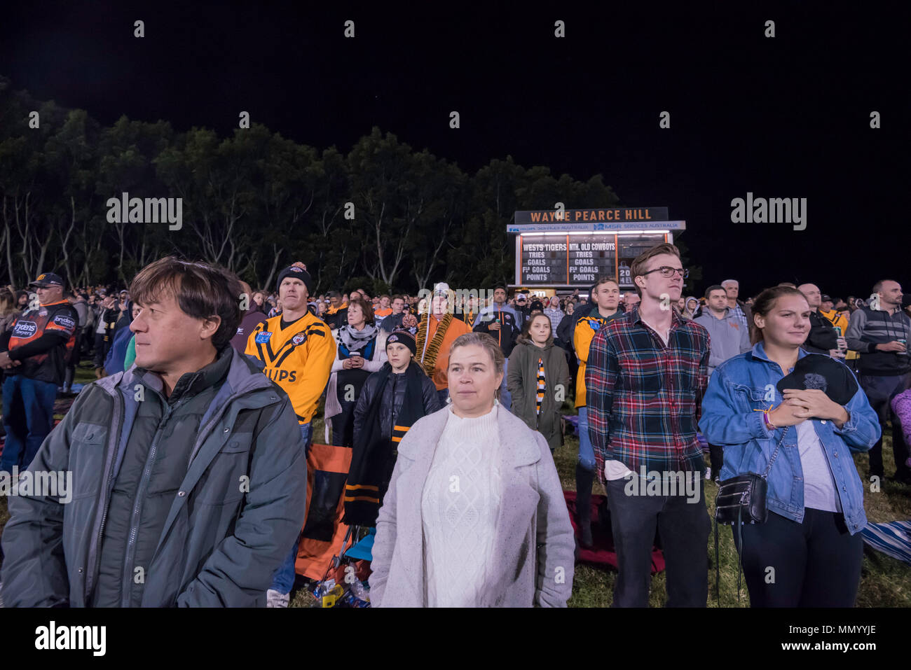 Persone in piedi per l'inno nazionale al Occidenti Tigers v North Queensland Cowboys gioco a Sydney's Leichhardt ovale, Maggio 10th, 2018 in Australia Foto Stock