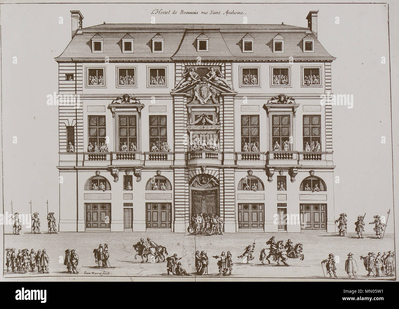 . Inglese: incisione della facciata dell'Hôtel de Beauvais (costruito 1654-1660? Per disegni di Antoine Le Pautre), mostrato durante la processione della rue Saint-Antoine che era parte dell'entrata di Luigi XIV in Parigi al tempo del suo matrimonio con Maria Teresa di Spagna nel 1660. Il proprietario dell'hôtel, Catherine-Henriette Bellier, la baronessa de Beauvais, è stata la prima cameriera della regina madre, Anna d'Austria, e sia osservata la sfilata dal balcone. Français : Gravure de Jean Marot, réalisée au XVIIe siècle et montrant l'aspetto originel de la facciata de l'hôtel de Beauvais (Lors du défilé Foto Stock