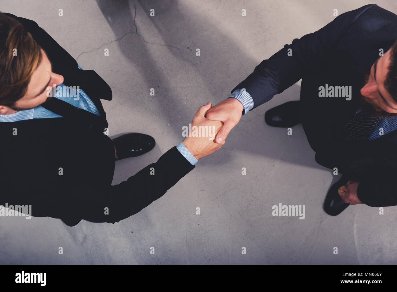 Handshaking persona business in ufficio. concetto di partnership e il lavoro di squadra Foto Stock