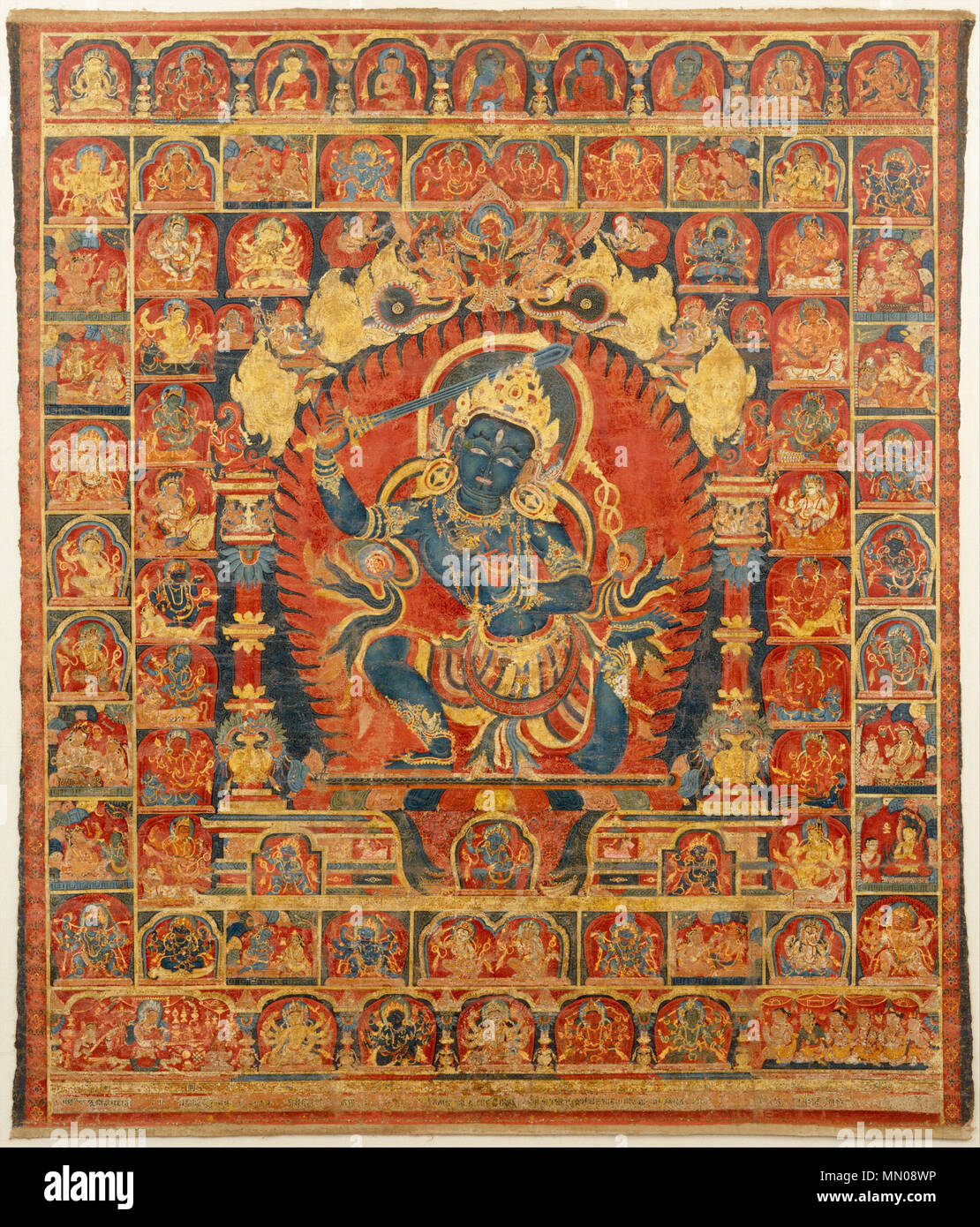 . Inglese: Acala, il buddista protettore. Il Nepal, Valle di Kathmandu, inizio Malla periodo. Il cimurro e oro su tela, 32 x 26 1/2 in. (81,3 x 67,3 cm). Acala (letteralmente "immobili") è una manifestazione irata di Manjushri. Egli sguaina la spada per spedizione l'ignoranza e un cappio a laccio miscredenti. La sua infiammata occhi grandi e un trattamento del viso grimace esponendo i denti esprimere il suo aspetto terrificante. Egli si inginocchia con un ginocchio sul terreno, che evocano il suo ruolo di protettore della terra. Egli è impostato in una fiammante aureola, il suo campo di conoscenza ed è onorato con un elaborato archway (torana) sormontato da Garuda e combattimenti Foto Stock