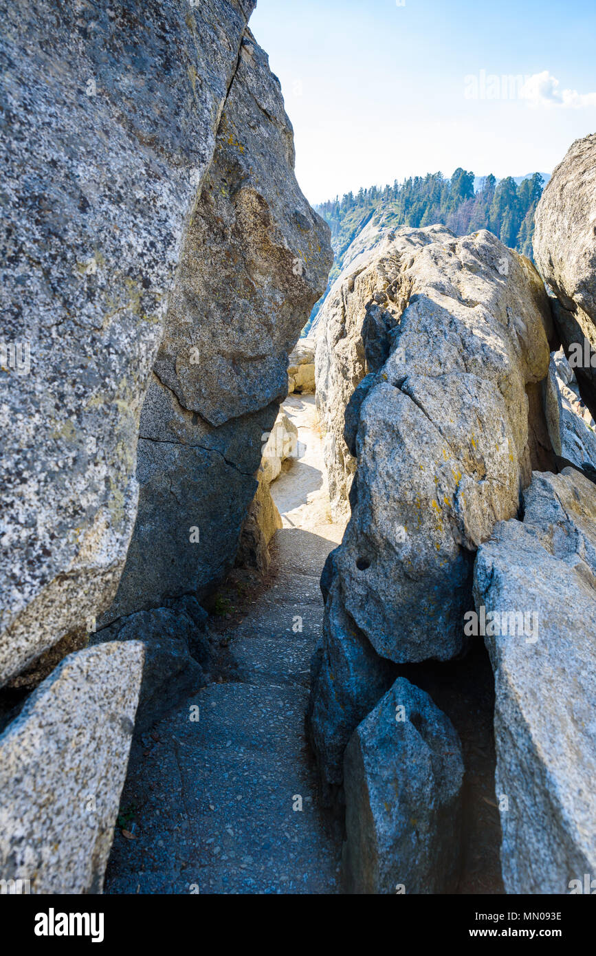 Escursione sul Moro Rock scalinata verso la cima della montagna, cupola di granito rock formazione nel Parco Nazionale di Sequoia, Sierra Nevada, in California, Stati Uniti d'America Foto Stock
