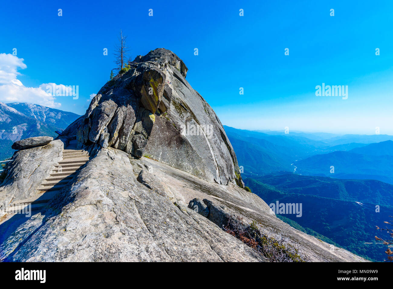 Escursione sul Moro Rock scalinata verso la cima della montagna, cupola di granito rock formazione nel Parco Nazionale di Sequoia, Sierra Nevada, in California, Stati Uniti d'America Foto Stock
