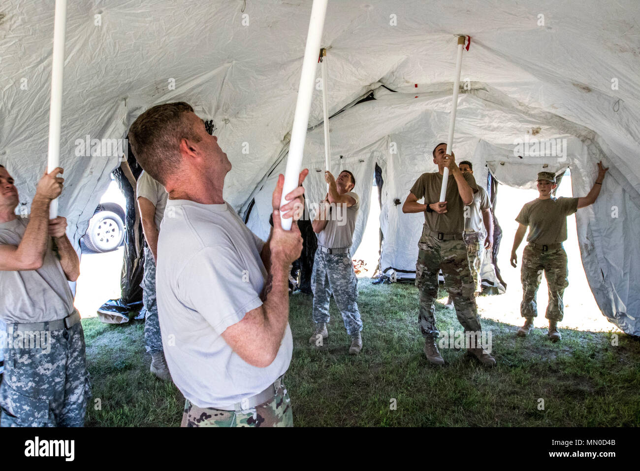 I soldati in Florida la Guardia Nazionale il 2° Battaglione, 111Reggimento di aviazione (AOB) impostare un DRASH (dispiegabili assemblaggio rapido Shelter) tenda utilizzata come un campo Centro di operazioni durante il funzionamento lo sciopero del nord, 31 luglio 2017. Funzionamento sciopero settentrionale è di due settimane di esercizio che valuta la conoscenza del funzionamento di aria-terra di forze tra l'U.S.esercito, l'aeronautica e le unità marine da tutto il paese, come pure, lettone, Gran Bretagna, e lucidare il personale militare. Foto Stock