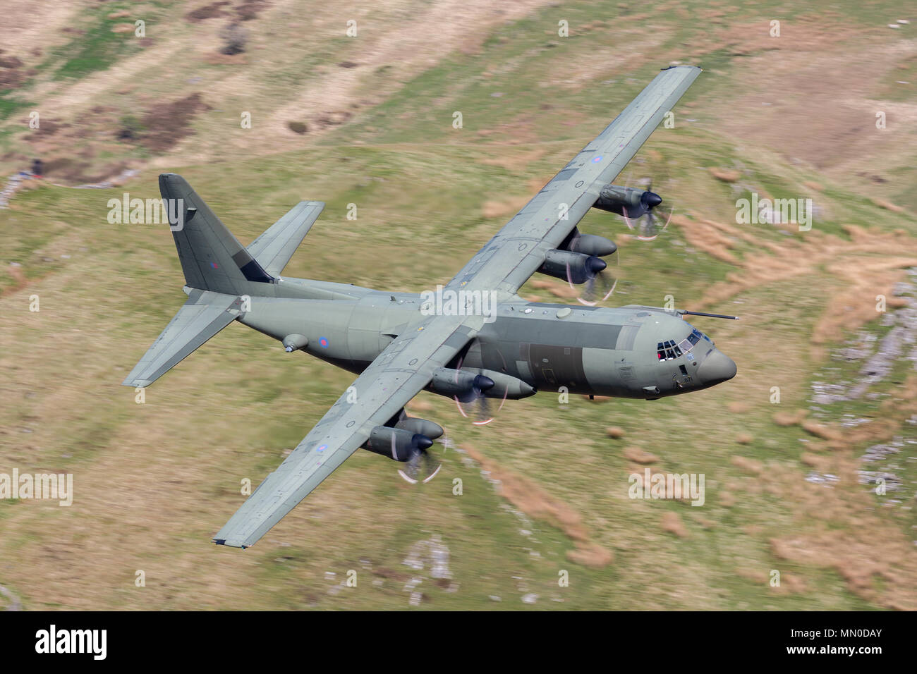 US AIR FORCE C-130 livello basso volare da Foto Stock