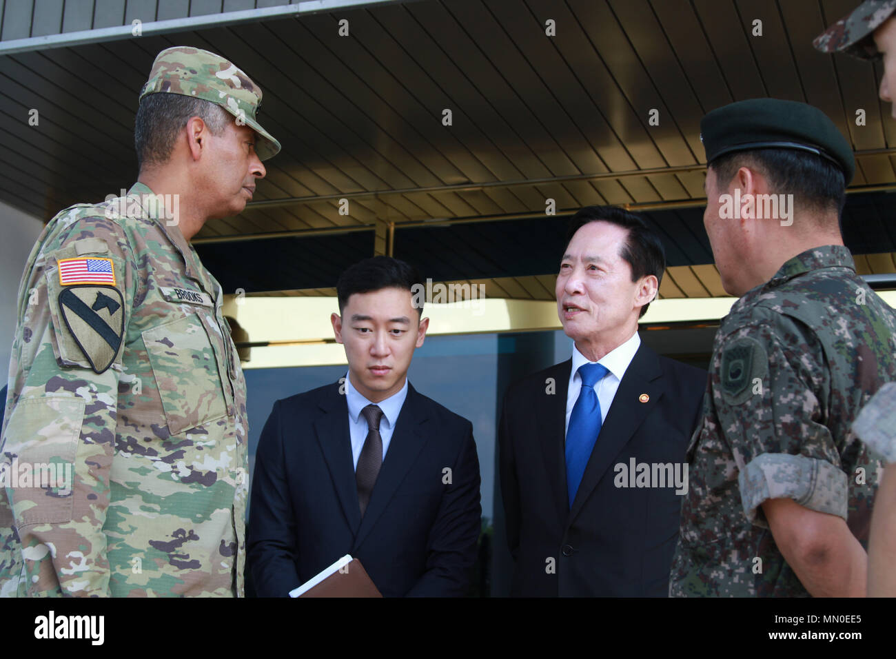 General Vincent K. Brooks, comandante delle Nazioni Unite il comando combinato il comando delle forze degli Stati Uniti e della Corea di forze, accoglie con favore la nuova Repubblica di Corea Il Ministro della Difesa Nazionale Song Young-moo a U.S. Army Garrison Yongsan, Repubblica di Corea, e il agosto 4. La visita è stata la onorevole canzone la prima volta negli Stati Uniti. Forze sede Corea dal momento della presa in consegna è il MINDEF Luglio 14. Foto Stock