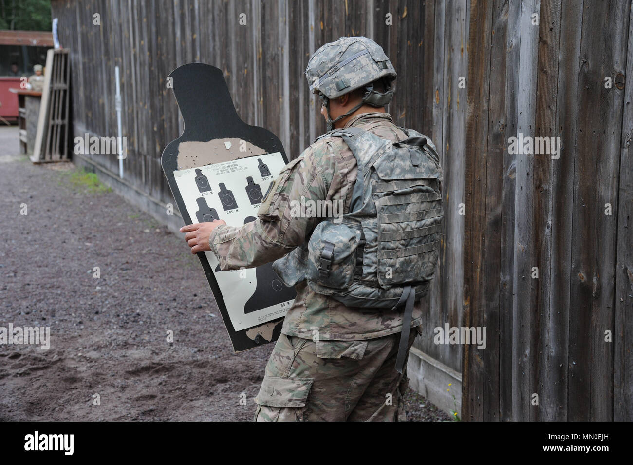 Stati Uniti I soldati assegnati a Charlie batteria, 5° Battaglione, 7 Air Defense Artillery condotto un M4 gamma in 25 m di raggio Baumholder Local Area Formazione, Baumholder, Germania il 02 agosto 2017 (U.S. Esercito Foto di Visual Information Specialist, Ruediger Hess/rilasciato) Foto Stock