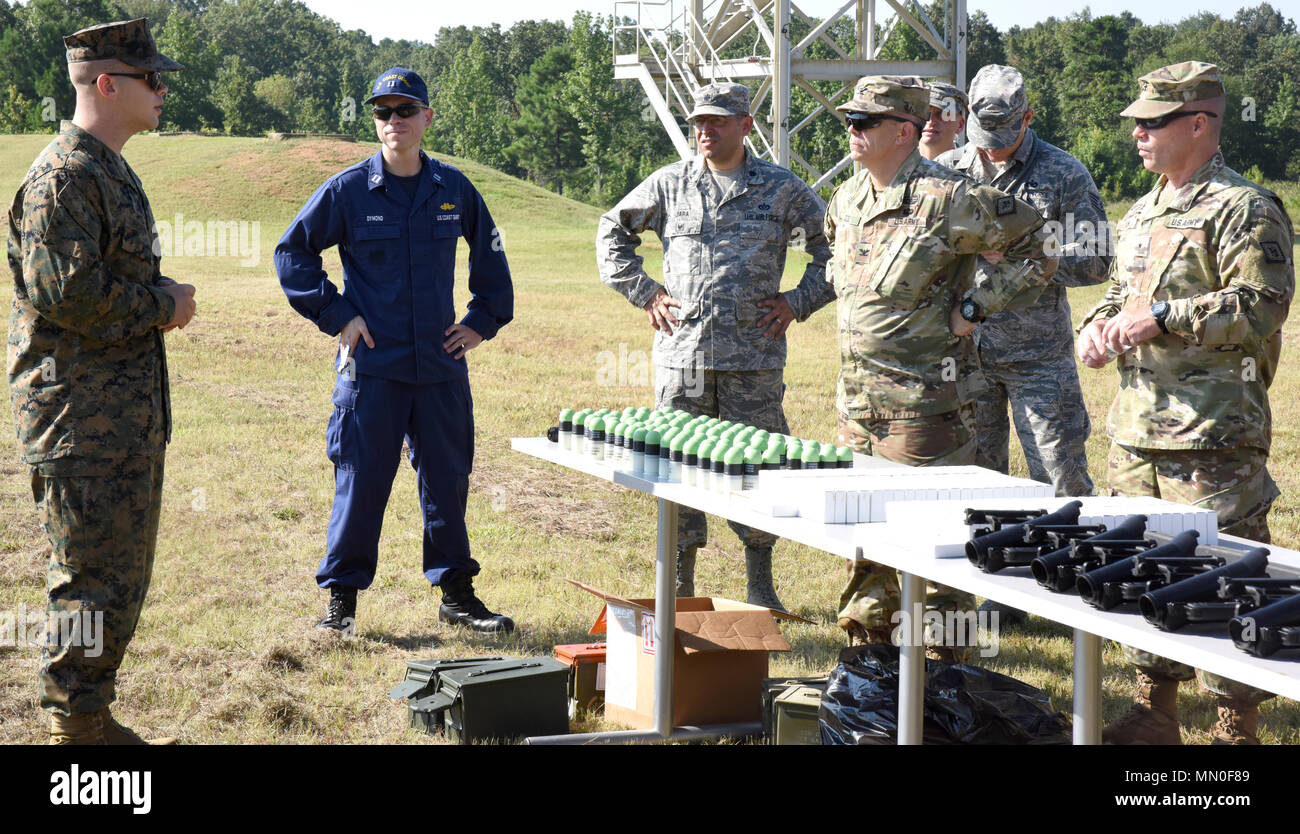 Arkansas guardie nazionali dal 188th Airlift Wing, 189Airlift Wing e la 216th Polizia Militare azienda riceve un armi e munizioni dimostrazione dal giunto Non-Lethal armi direzione al Robinson Manuever Training Center presso il Camp J. T. Robinson 3 Agosto, 2017, in North Little Rock, Ark. La dimostrazione è stata condotta come parte dell'Arkansas Guardia Nazionale annuale della forza di reazione di esercizio. Il NGRF agisce in un ruolo di sostegno in materia di applicazione della legge in caso di incidenti domestici o disturbi. Foto Stock