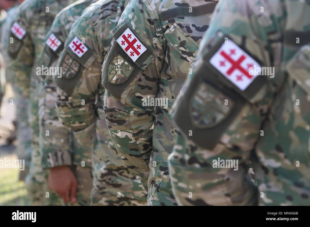 Georgiano forze speciali militari stand in linea per il manifesto durante  un combinato di airborne funzionamento, Tbilisi, Repubblica di Georgia, e  il Agosto 4, 2017. Partner di nobile 17 supporta la Georgia