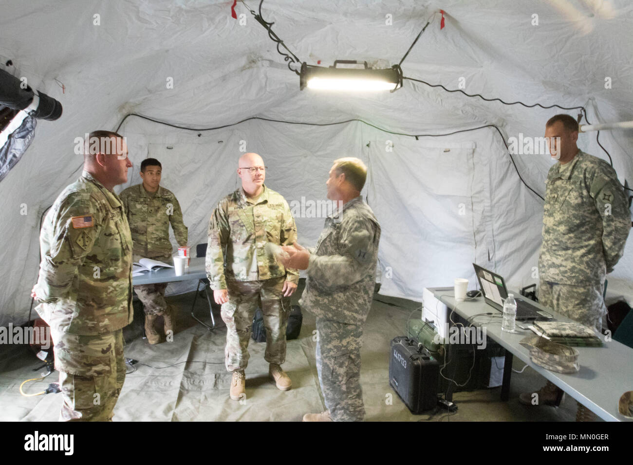 Esercito Lt. Col. Lynn Pate, commander, 2° Battaglione, 111Reggimento di aviazione (Airfield Battaglione delle operazioni), e lo Staff Sgt. Brian Allen spiegare il layout della sua unità di operazioni dell'esercito di Col. George 'Vaughn' Brown, comandante dell'ottantatreesimo comando truppa,che recentemente ha visitato l'2-111th AVN (AOB) come hanno effettuato la loro formazione annuale presso il Camp Temolo durante il funzionamento lo sciopero del Nord, e il Agosto 4, 2017. Funzionamento sciopero settentrionale è di due settimane di esercizio che valuta la conoscenza del funzionamento di aria-terra di forze tra l'U.S.esercito, l'aeronautica e le unità marine da tutto il paese, come pure milita Foto Stock