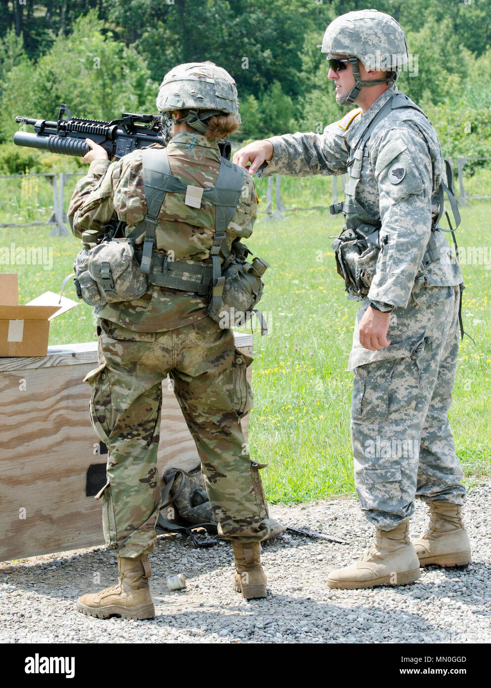 Stati Uniti La riserva di esercito Sgt. Brandon S. Mills, un trainer assegnati al 3° Battaglione, 304th Reggimento di Fanteria (U.S. Accademia militare), 104th Training Division (Leader Formazione), formazione 108th comando, da Saco, Maine consiglia di che tipo di regolazioni sono necessarie sulla M203 lanciagranate per chiamate in entrata cadet, presso l'U.S. Accademia Militare di West Point, N.Y., e il Agosto 4, 2017. Istruttori del 3° Battaglione, 304th reggimento di fanteria è stato affidato il compito di formazione cadetti in arrivo a West Point per oltre trent'anni. (U.S. La riserva di esercito foto di Sgt. Carlos J. Garcia) Foto Stock