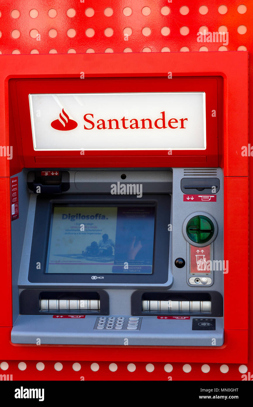 Macchina Atm . Banca Santander. Velez Spagna. Foto Stock