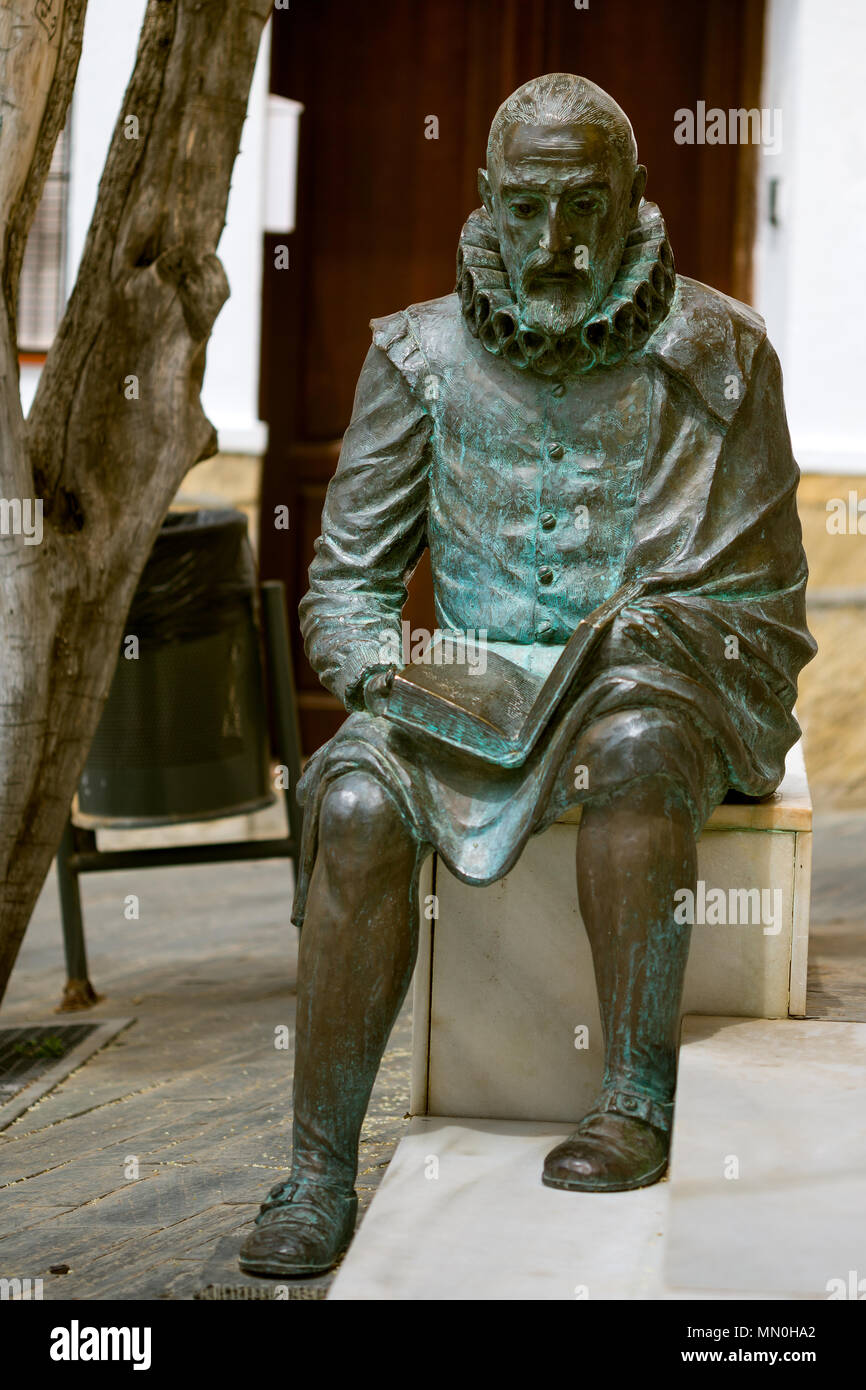 Miquel de Cervantes la lettura di don Quijote seduto fuori Beniel palace Velez. Spagna Foto Stock