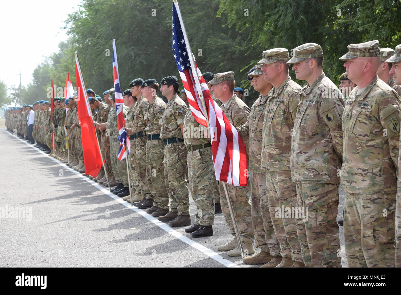 L'esercitazione Steppe Eagle 17 è un'esercitazione multinazionale di mantenimento della pace e sostegno alla pace condotta nel 2017 presso l'Illisky Training Center vicino ad Almaty, Kazakistan. Il personale dell'esercito degli Stati Uniti e i membri di servizio di cinque nazioni partner si riuniscono per la cerimonia di chiusura il 4 agosto 2017 dopo il completamento delle attività di addestramento congiunte. L'immagine d'archivio documenta la formazione delle forze multinazionali durante la cerimonia. Foto Stock
