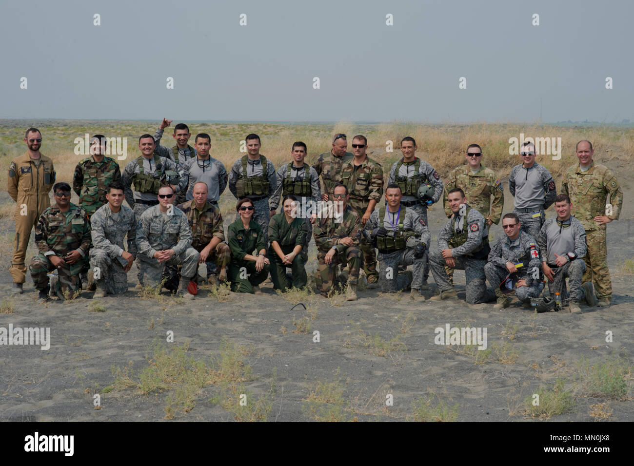 Servizio in comune i membri dal colombiano Air Force, francese Air Force e il Pakistan Air Force si riuniscono per una foto di gruppo dopo una caduta in corrispondenza Larson, nello Stato di Washington, il 6 agosto 2017, a sostegno della mobilità di esercizio Guardian.a Larson Drop Zone, nello Stato di Washington, il 6 agosto 2017, a sostegno della mobilità di esercizio di un tutore. Più di 3.000 aviatori, soldati, marinai, Marines e i partner internazionali fatta convergere su lo stato di Washington a sostegno della mobilità di un tutore. L'esercizio è destinato a testare le capacità di mobilità Forze Aeree per eseguire una rapida mobilità globale missioni in dinamica, ambienti impugnata. Mobilità gua Foto Stock