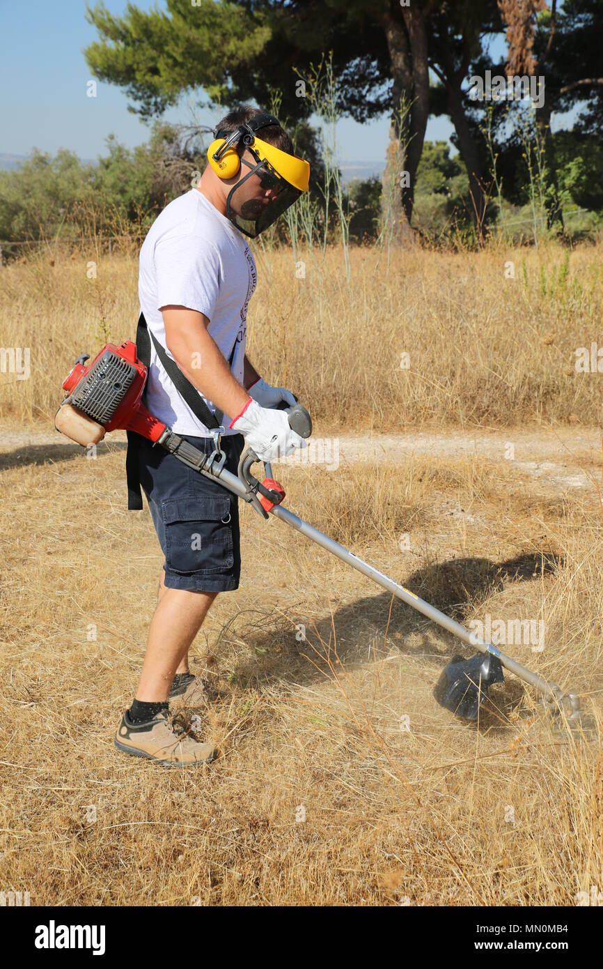 Un Marine con scopi speciali Air-Ground Marine Task Force-Crisis Response-Africa logistica elemento di combattimento taglia erba usando un erbaccia-whacker durante un clean-up evento presso il Castello Eurialo di Siracusa, Italia, Agosto 3, 2017. Marines e marinai con SPMAGTF-CR-AF LCE uniti volontari italiani nel ripristino di 2.400 anno-vecchio antico pezzo di storia. (U.S. Marine Corps photo by Lance Cpl. Patrick Osino) Foto Stock