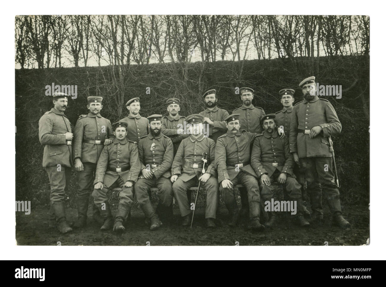 Vecchia fotografia tedesca del 1914: ritratto di gruppo di un gruppo di militari, i soldati e il funzionario con una sciabola. La bavarese di merito Militare Ordine. la prima guerra mondiale Foto Stock