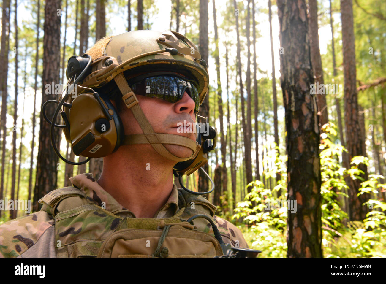 Il Tactical Air Control Party è una specialità di combattimento terrestre della United States Air Force responsabile del coordinamento del supporto aereo. Un Airman ha scansionato l'orizzonte usando un mirino laser tascabile durante un esercizio di addestramento al Townsend Bombing Range, Georgia, il 4 agosto 2017. L'immagine di archivio documenta la pratica di acquisizione del bersaglio e le procedure di sorveglianza sul campo condotte dal personale della Guardia Nazionale aerea. Foto Stock