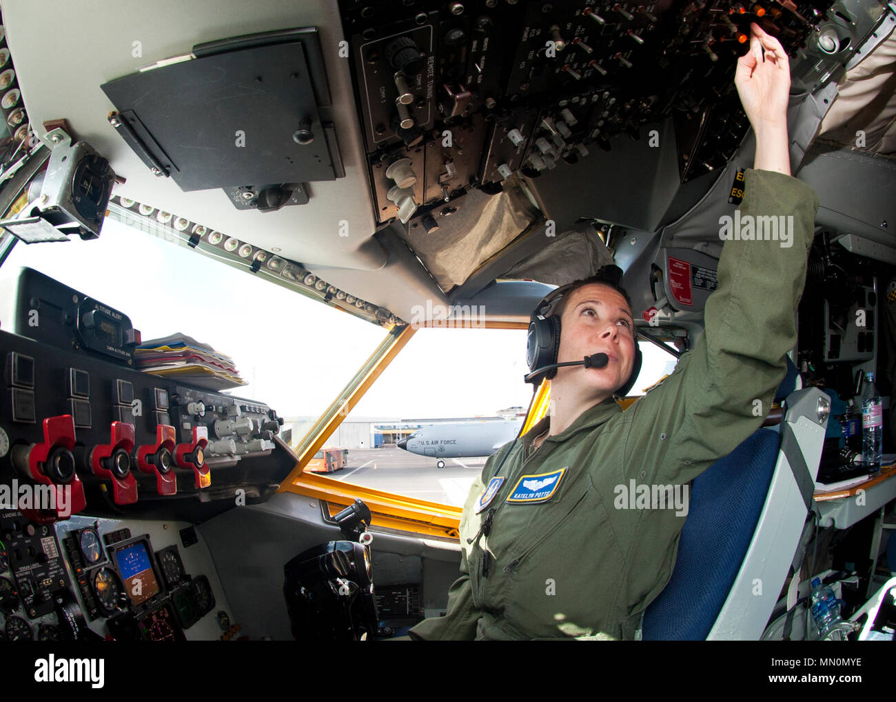 Capitano Katelyn Potts, 756th Air Refuelling Squadron pilota, conduce pre-controlli di volo su un KC-135R Stratotanker prima del decollo dall'aeroporto di Tallinn, Estonia, 7 Agosto, 2017. Due 459th Air Refuelling Wing KC-135s e i loro equipaggi imbarcati in una missione di fornire en route supporto di rifornimento per l'ala 175Maryland Air National Guard come l'unità ANG ha fatto il suo modo di Estonia a partecipare a un membro del programma di partenariato. (U.S. Air Force foto/Tech. Sgt. Justen Kat) Foto Stock