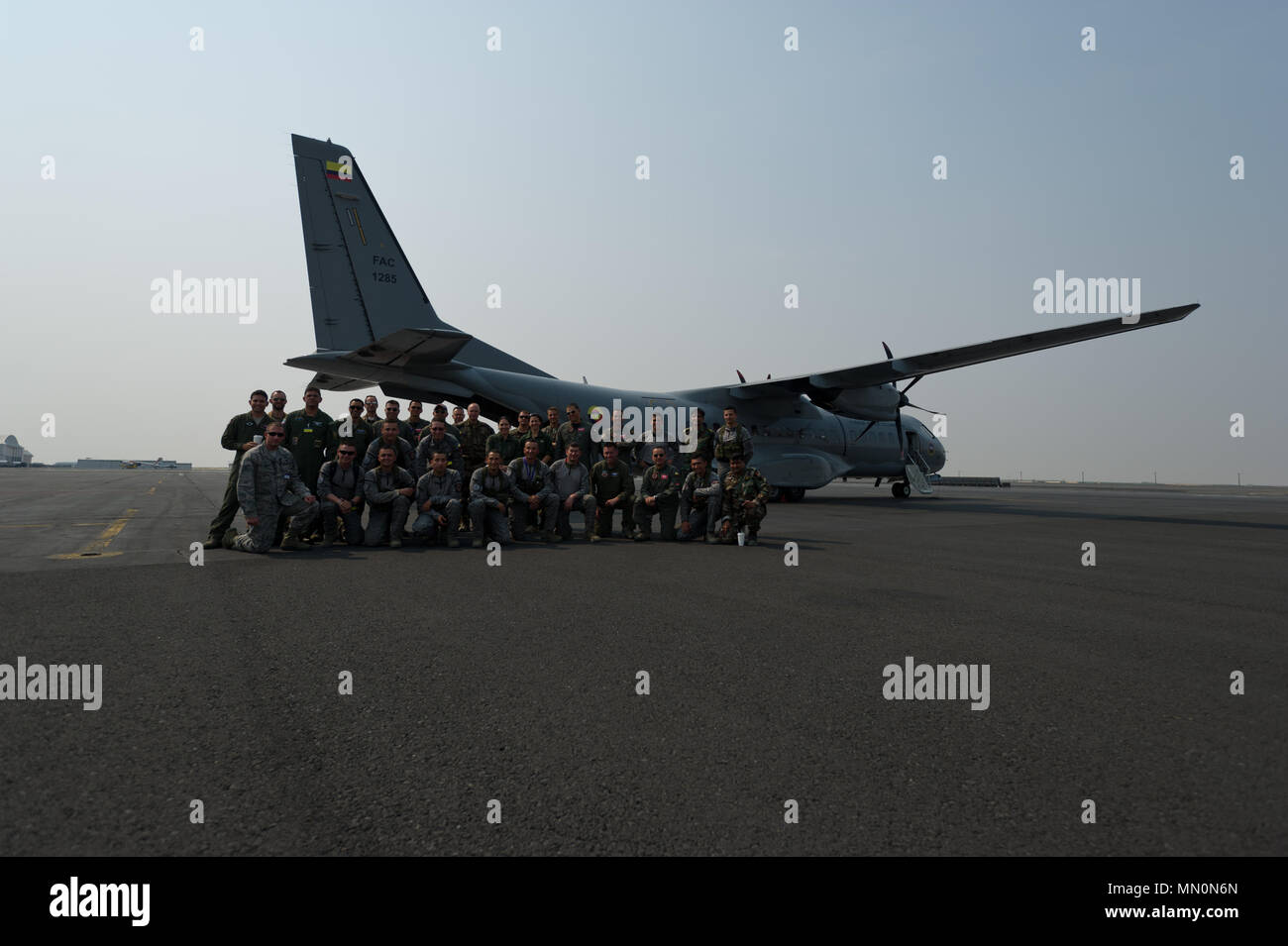 Stati Uniti Air Force, francese Air Force, Colombiana Air Force e il Pakistan Air Force paracadutisti posano per una foto di gruppo di fronte a un colombiano Air Force CASA C-295 dopo aver completato una caduta libera al Grant County International Airport, nello Stato di Washington, a sostegno della mobilità di esercizio del tutore il 6 agosto 2017. Più di 3.000 aviatori, soldati, marinai, Marines e i partner internazionali fatta convergere su lo stato di Washington a sostegno della mobilità di un tutore. L'esercizio è destinato a testare le capacità di mobilità Forze Aeree per eseguire una rapida mobilità globale missioni in dinamica, ambienti impugnata. Mobilità gua Foto Stock