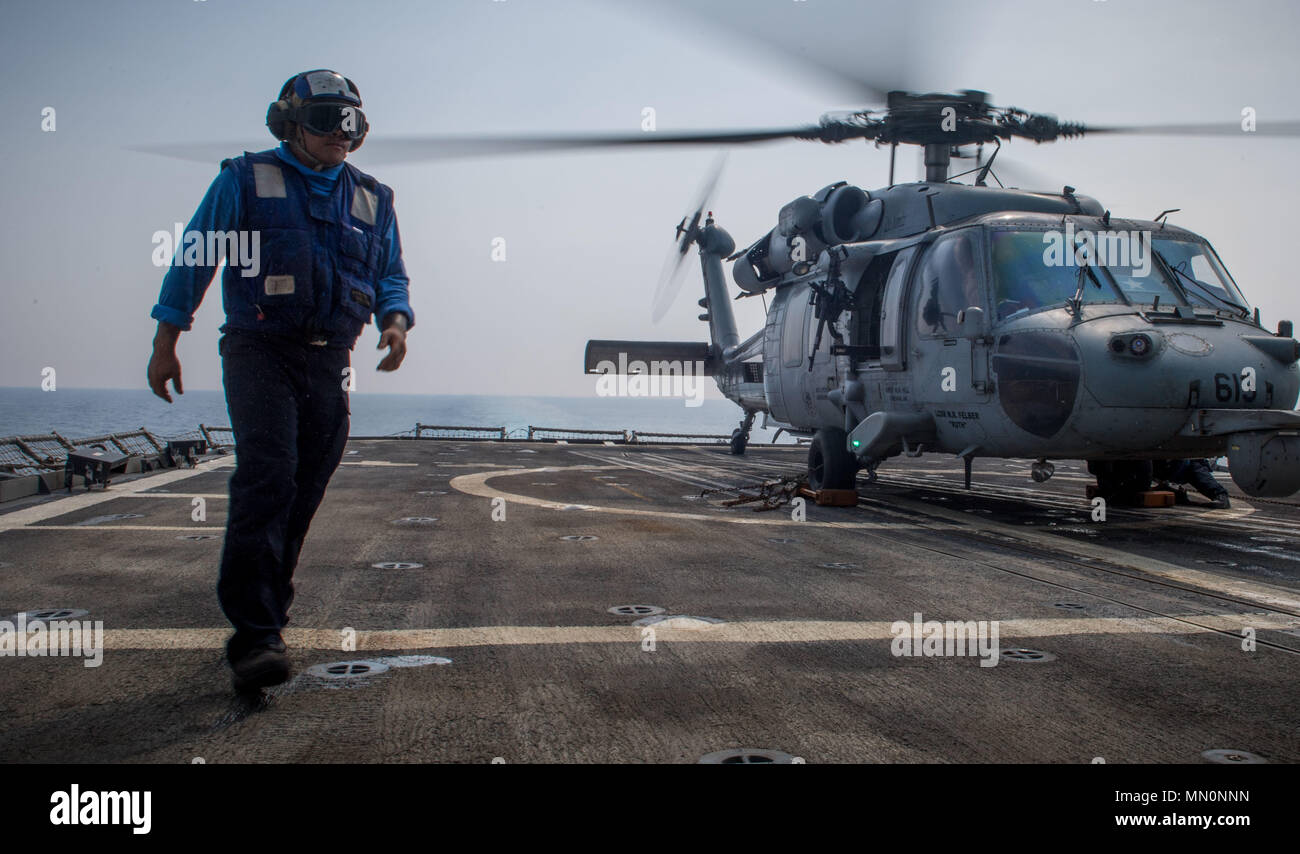 170805-N-VR594-0124 GOLFO ARABICO (5 agosto 2017) marinaio a Carnate cristiana, da Honolulu, conduce operazioni di volo con un MH-60S Sea Hawk elicottero da 'Eightballers' di elicottero di lottatori Strike Squadron (HSC) 8 come Adm posteriore. Bill Byrne, comandante Carrier Strike gruppo 11, da Pacifica, California, arriva a bordo della Ticonderoga-class guidato-missili cruiser USS Princeton (CG 59). Princeton è distribuito negli Stati Uniti Quinta Flotta area di operazioni a sostegno della sicurezza marittima operazioni destinate a rassicurare gli alleati e partner e preservare la libertà di navigazione e il libero flusso di c Foto Stock